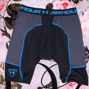 Size M Men’s Under Armor Compression Shorts, has a cup pocket